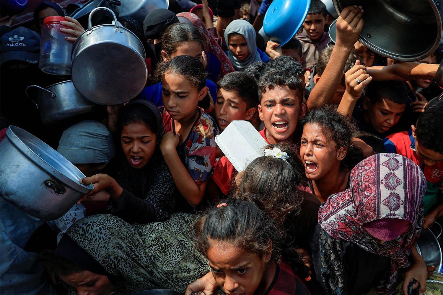 Palestinian children seeking food
