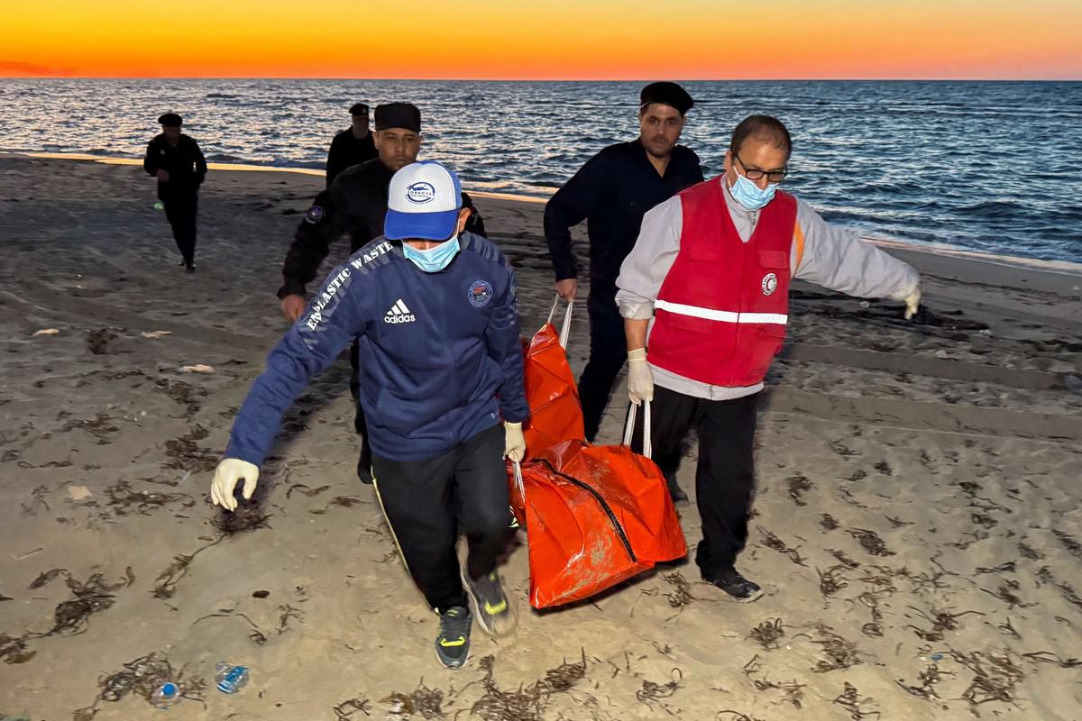 تعرض مهاجرين من أكراد العراق للضرب والركل قبل أن يُجبروا على القفز في المياه