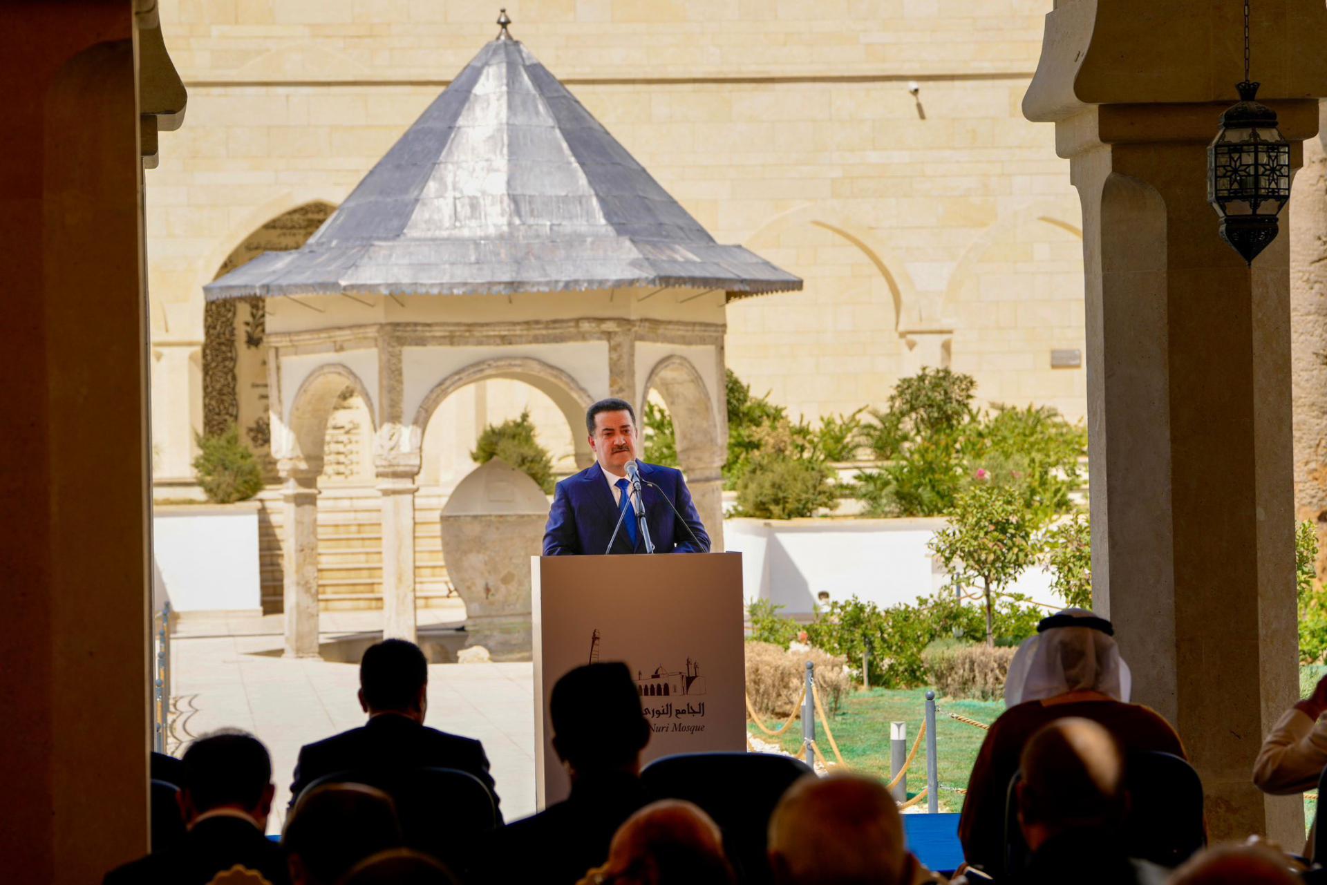 السوداني أدى صلاة الظهر داخل الجامع