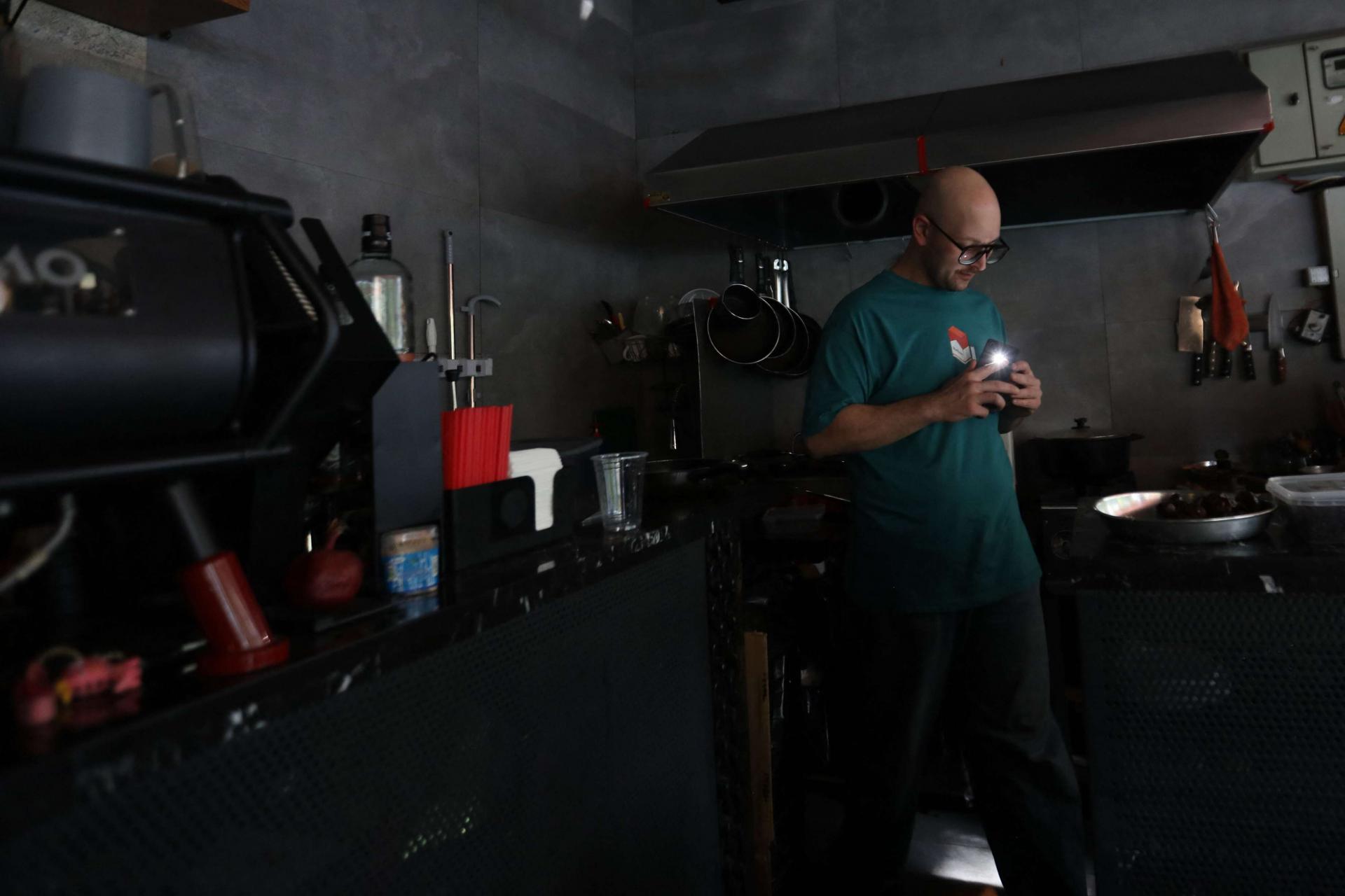 الظلمة تخيم على التجار والصناعيين