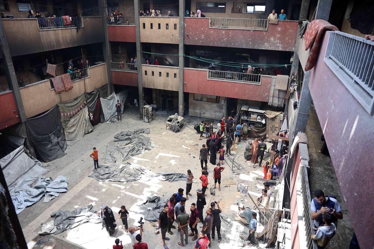 أماكن محتملة لتسلم الرواتب والقصف الاسرائيلي