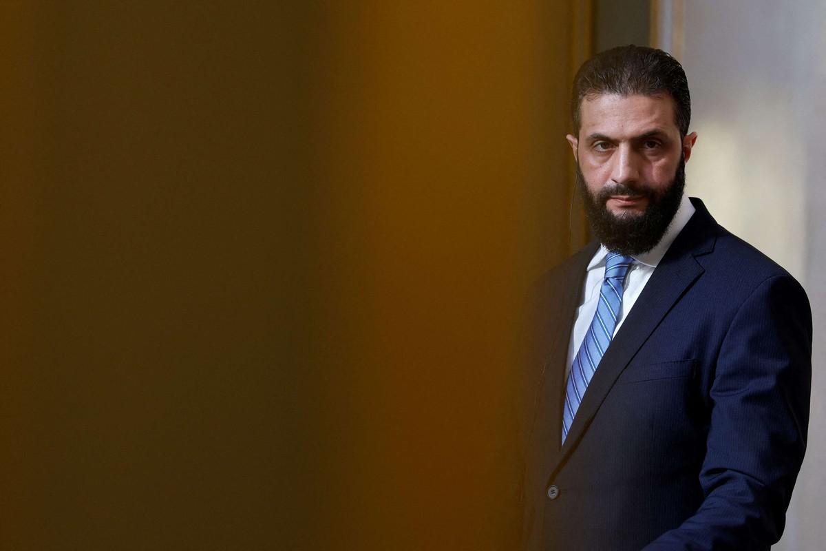 الشرع يسوق لنفسه كرجل اعتدال بعد سنوات من قيادة فصيل اسلامي متشدد