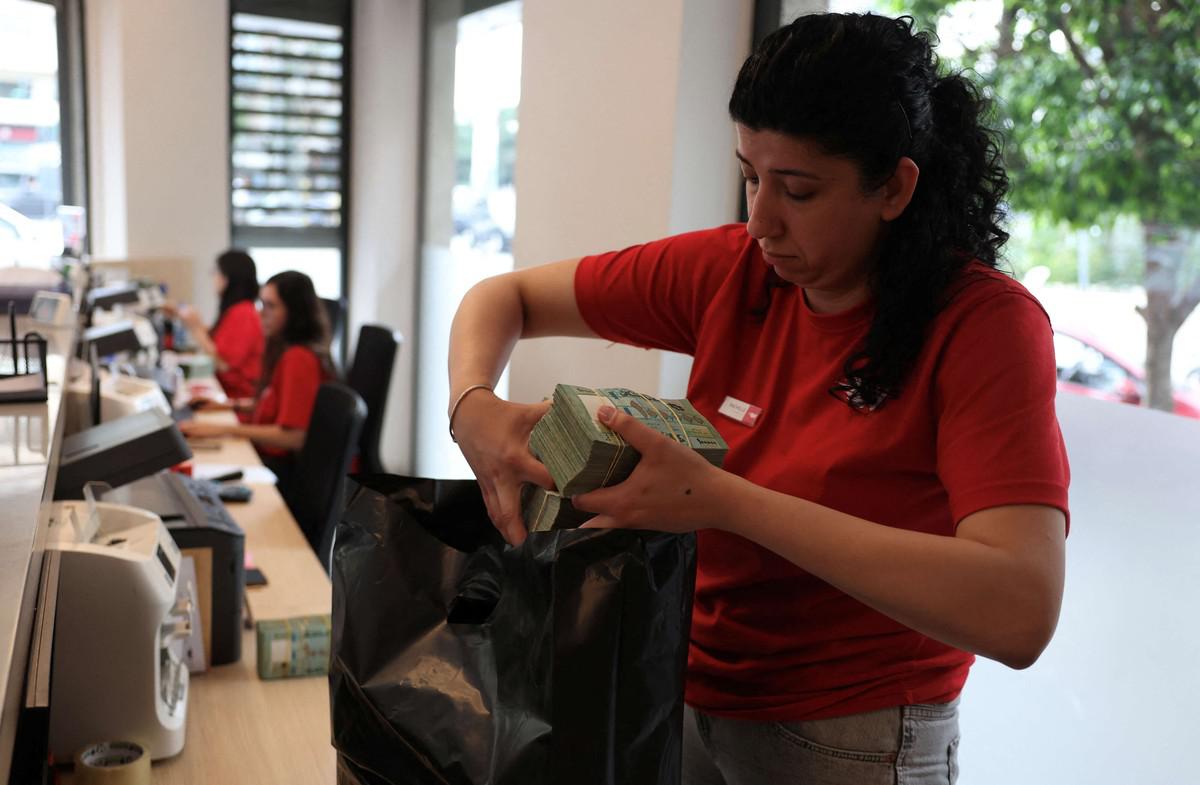 لبنان يتلمس طريق الخروج من دوامة مالية طاحنة 