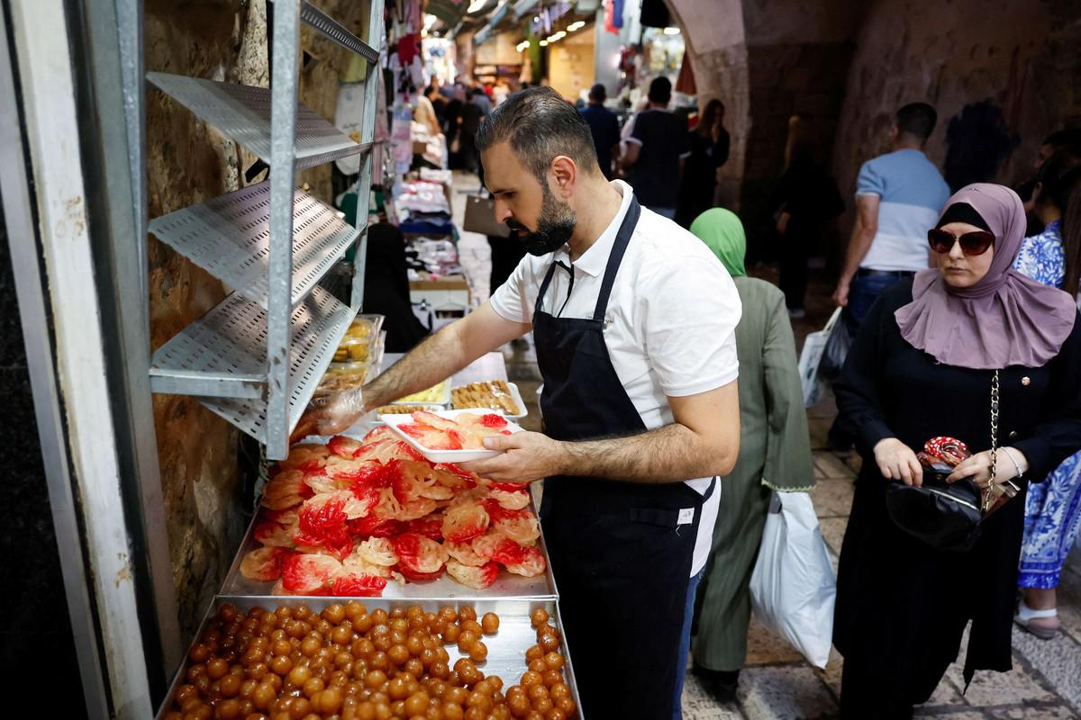 الفلسطينيون يبحثون عن أبسط مقومات العيش الكريم