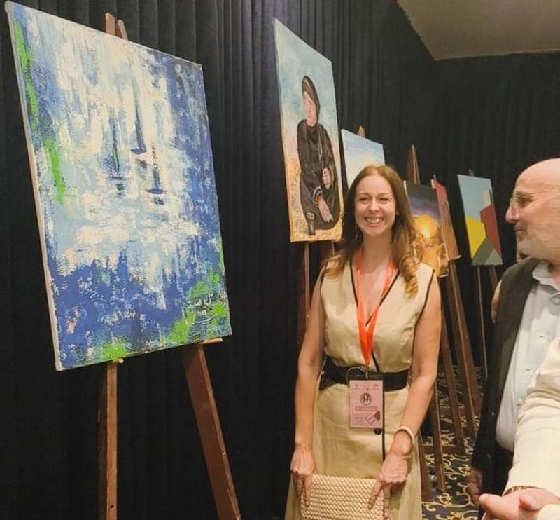 الفنانة التشكيلية نادية الصديق