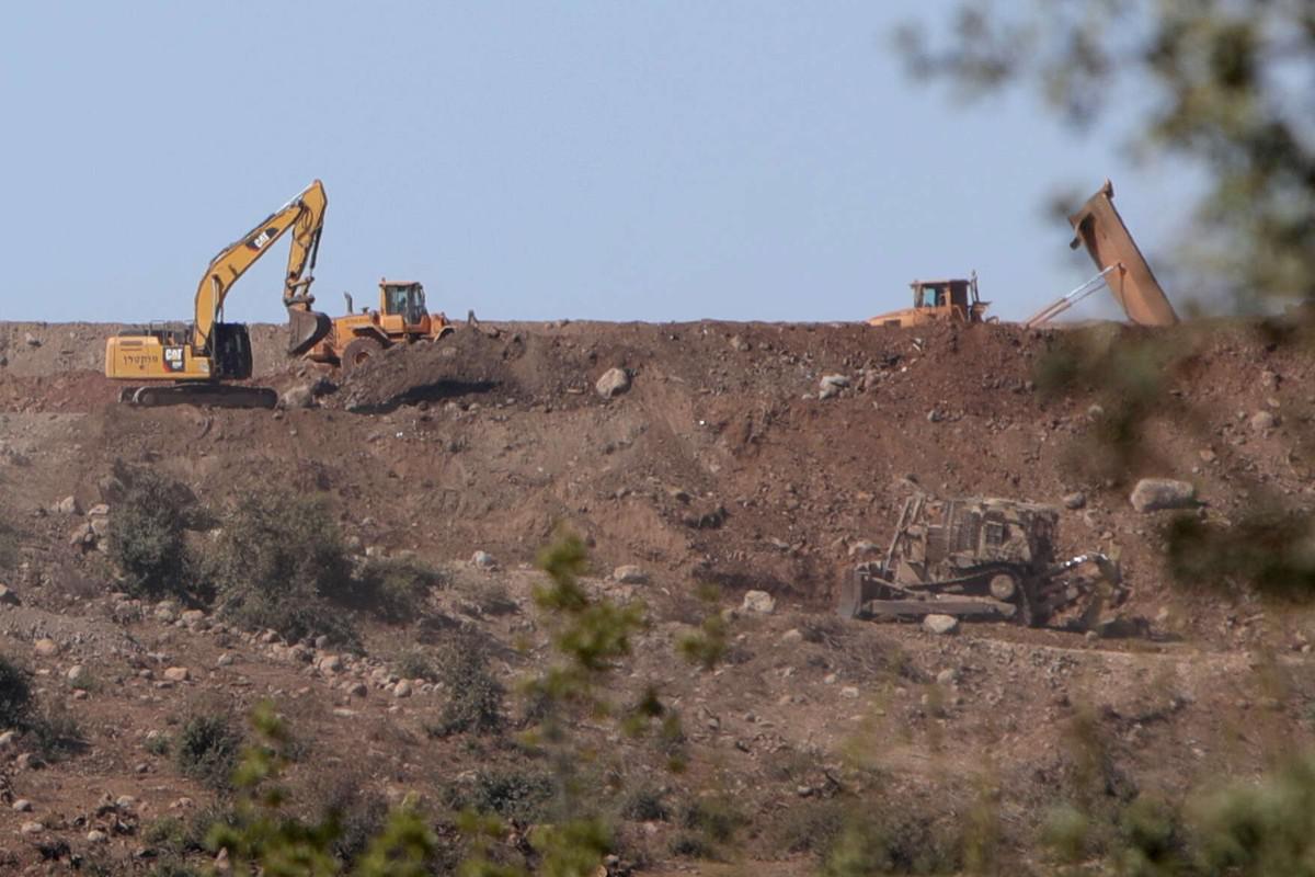 الجرافات الإسرائيلية تقضي على مورد الزرق الوحيد لمئات العائلات السورية  