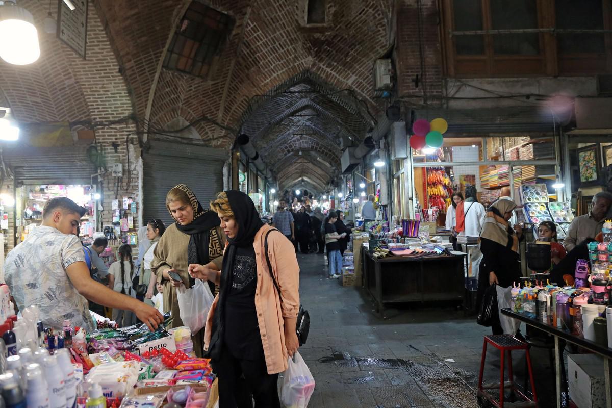 التضخم ينسف المقدرة الشرائية للإيرانيين 