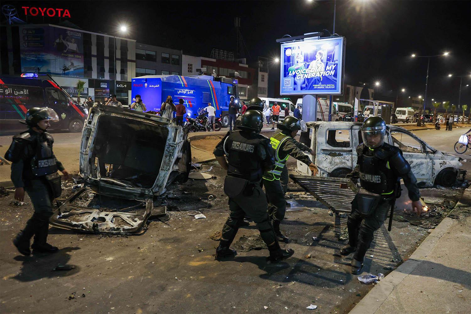 142 vehicles belonging to the security forces and 20 private cars had been set on fire