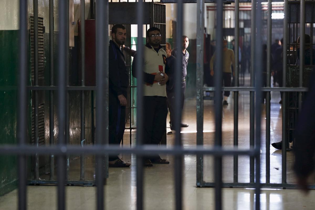 فضاء متوتر بين قطبين 