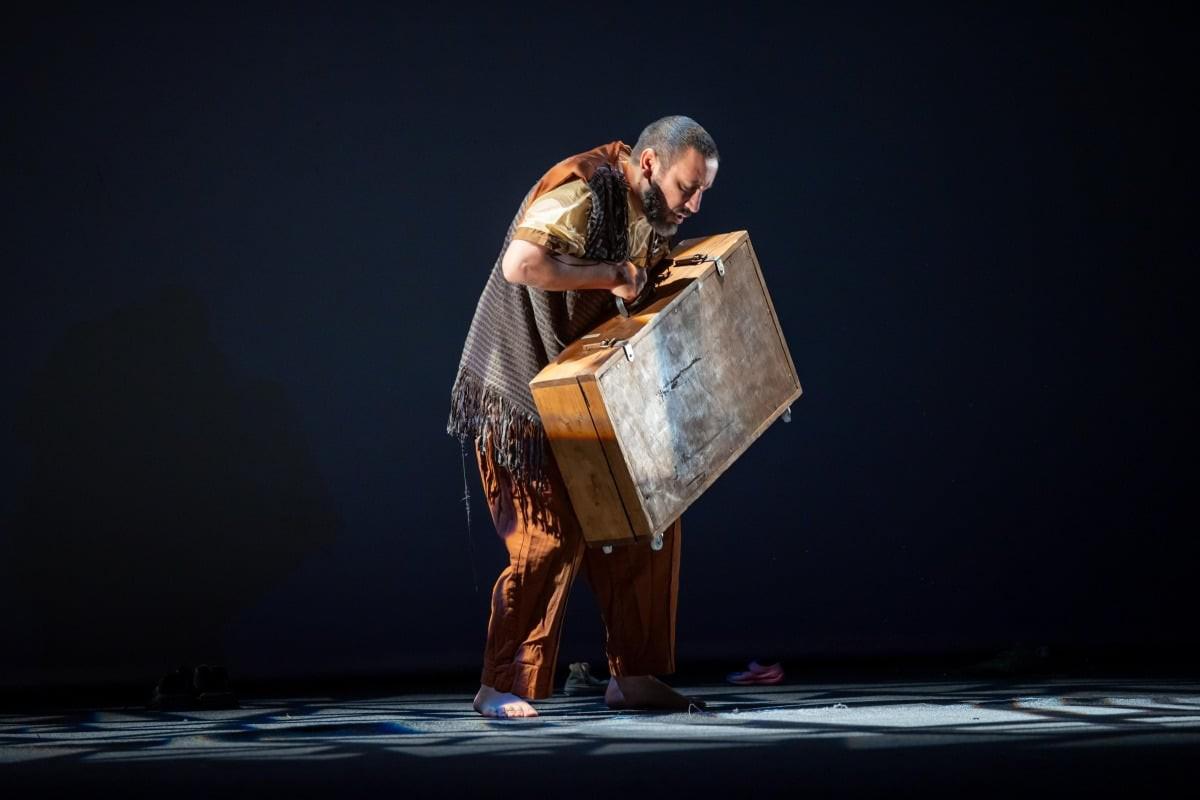 ماسح الأحذية يحاكي معاناة المواطن العربي