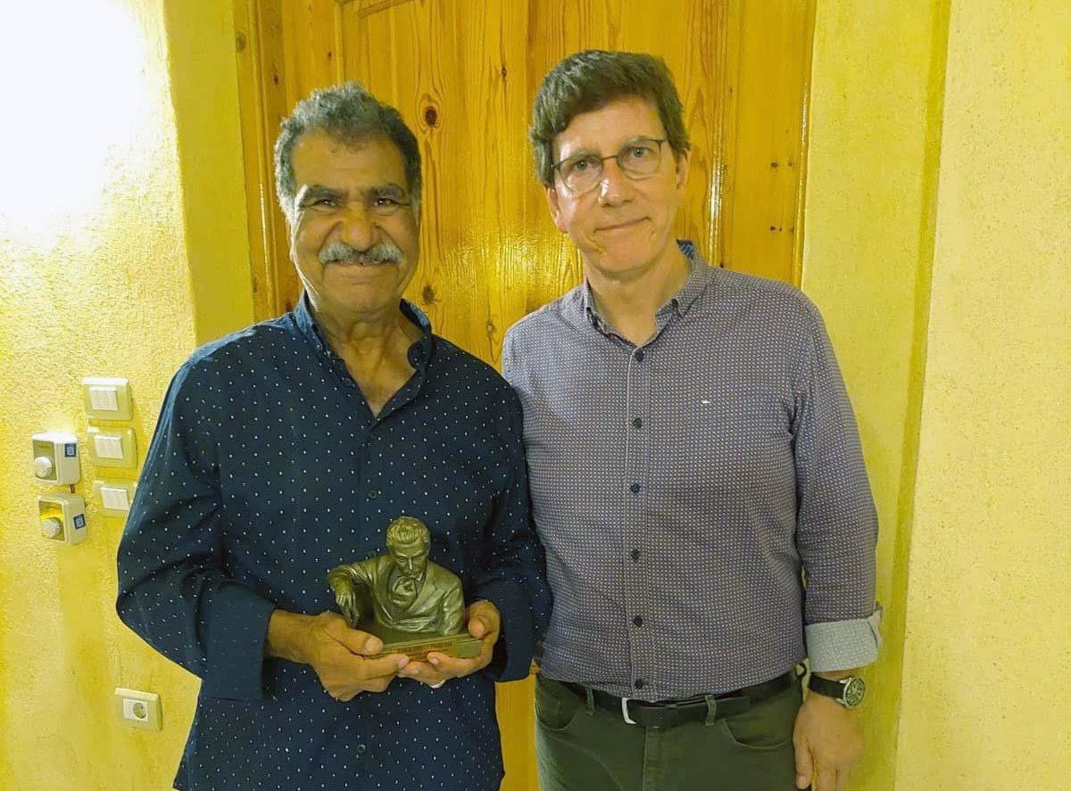 Egyptian artist Mohamed Abla holding his Kahlil Gibran Award