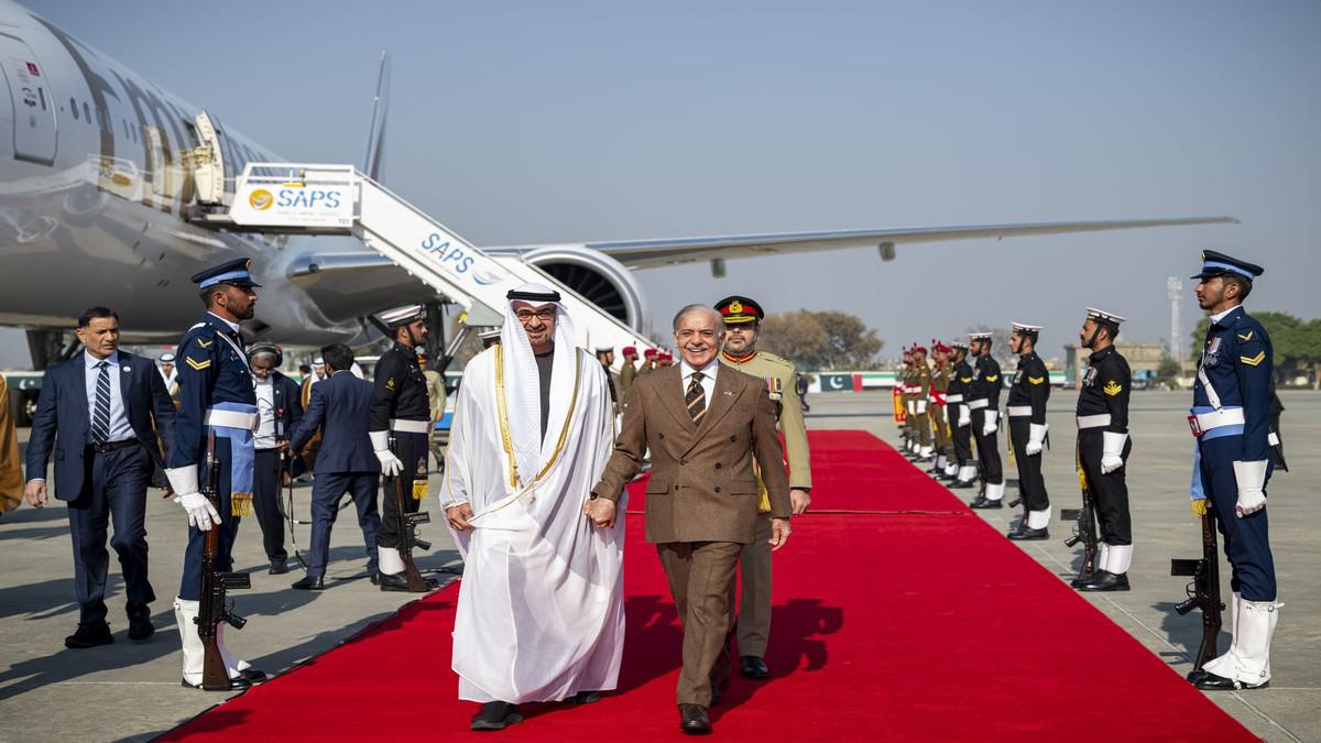 الشيخ محمد يحظى باستقبال حار لدى وصوله إسلام آباد 