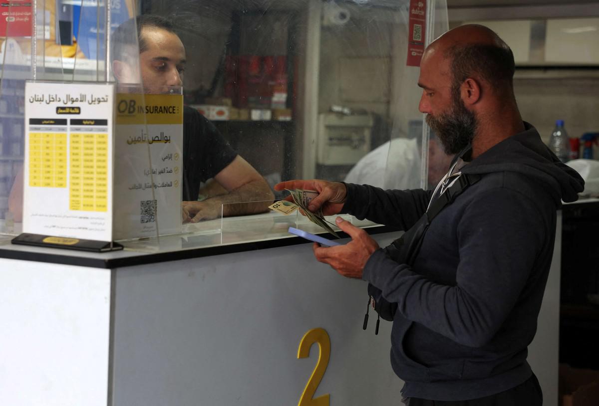 المودعون يطالبون باسترداد مدخراتهم بالعملة الصعبة