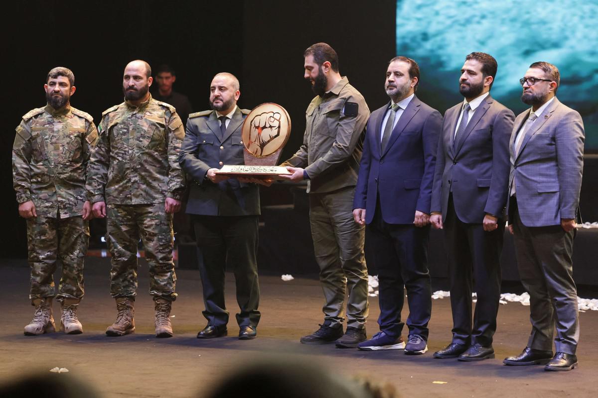 قيادة الجيش تعتمد على دائرة مقرّبة من الشرع 