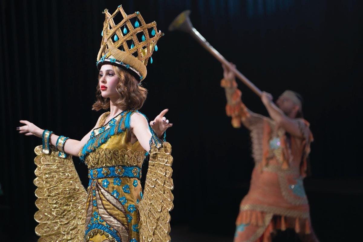 نسج خيوط الماضي بالحاضر