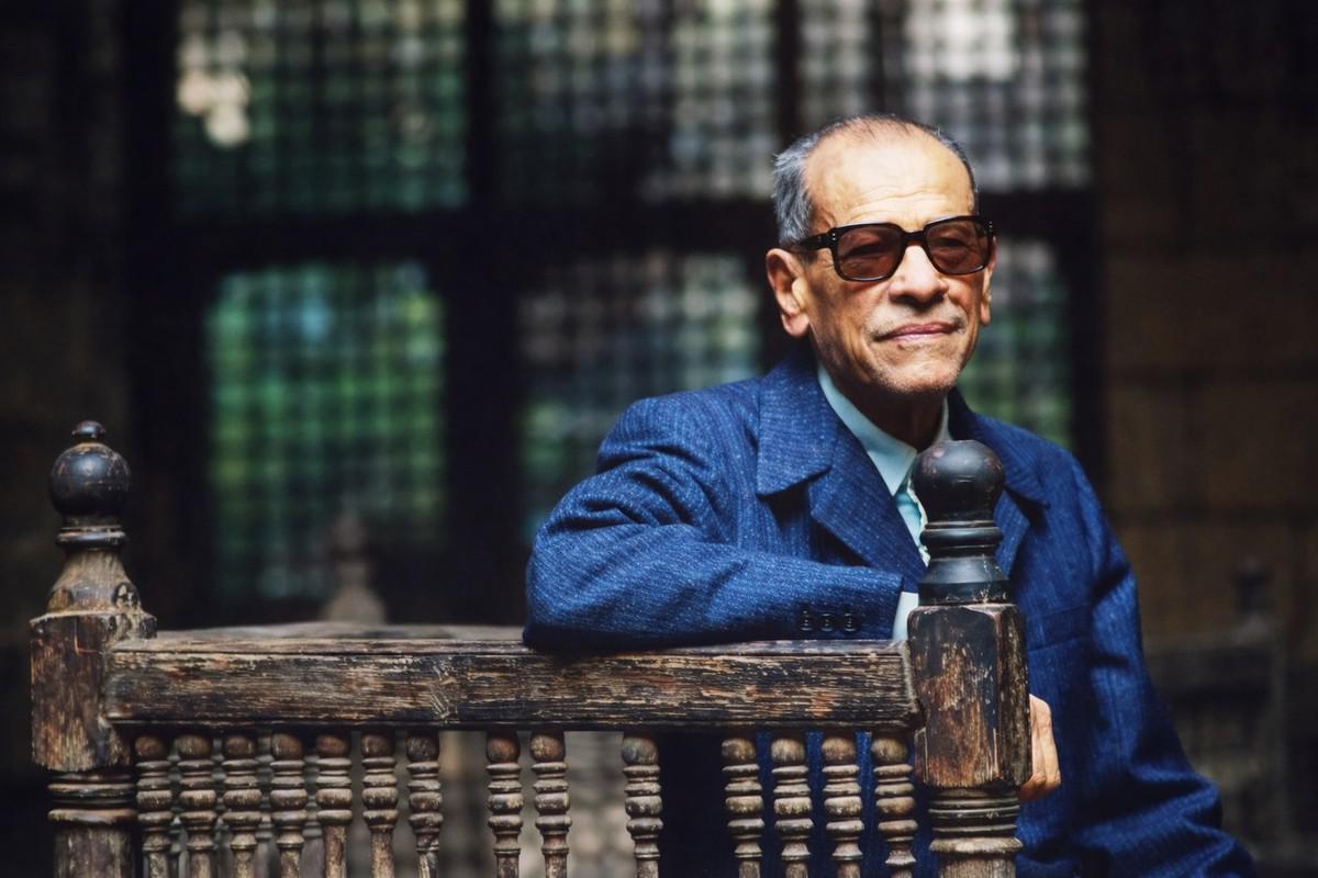 الإنسان خالد بأعماله