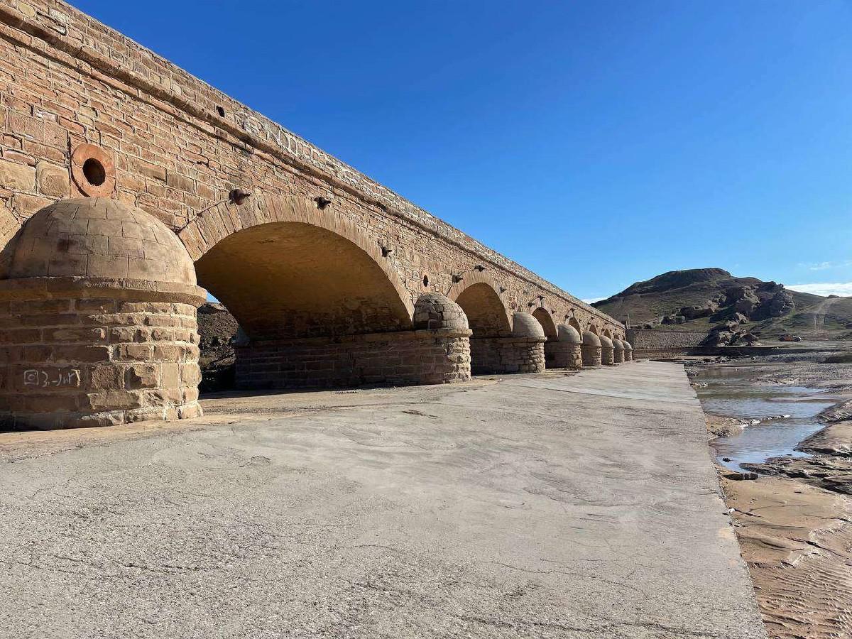 تصميم الجسر يحمل دلالات زمنية لافتة