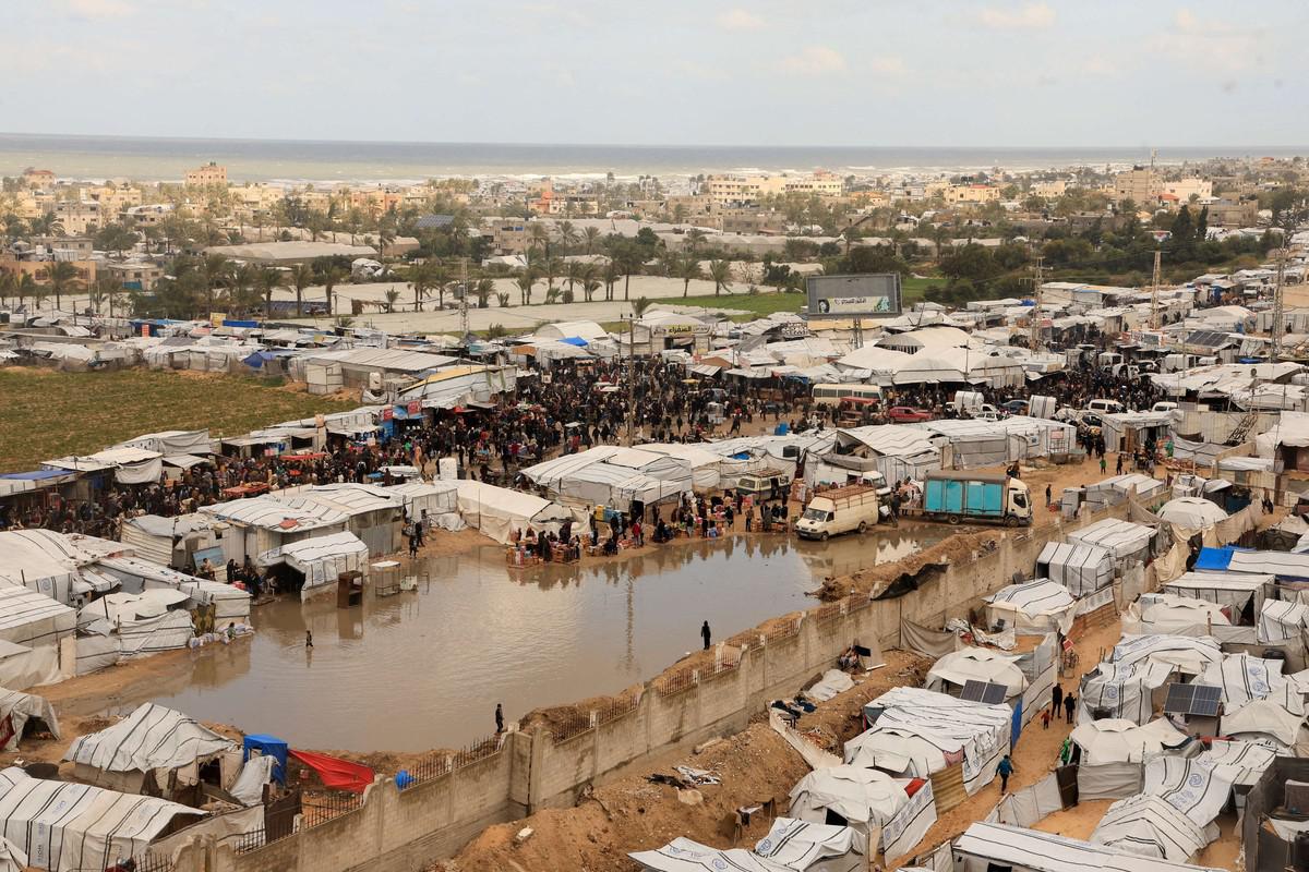 المطر والبرد يفاقمان معاناة أهالي غزة