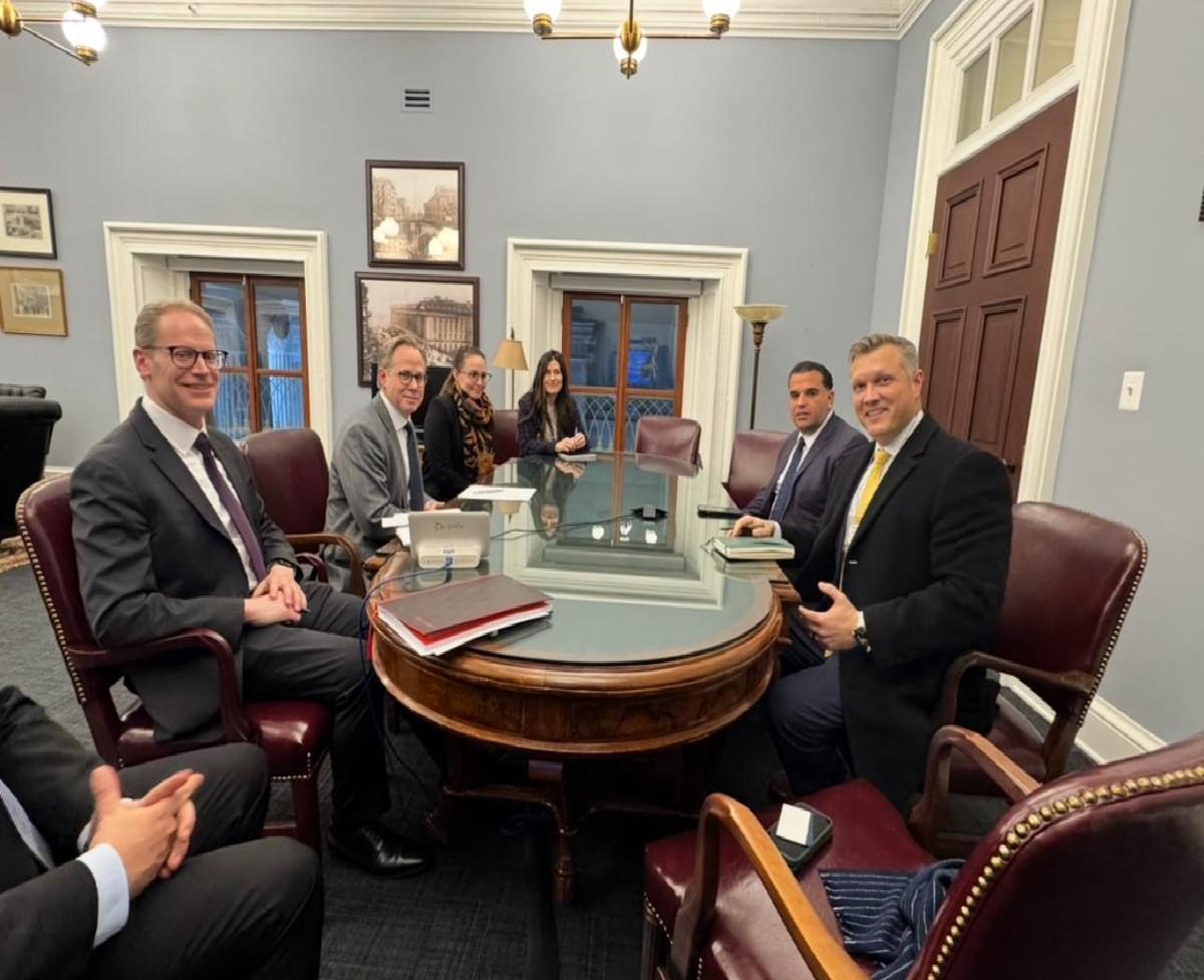 إدارة ترامب تضع بغداد أمام خيار وجودي