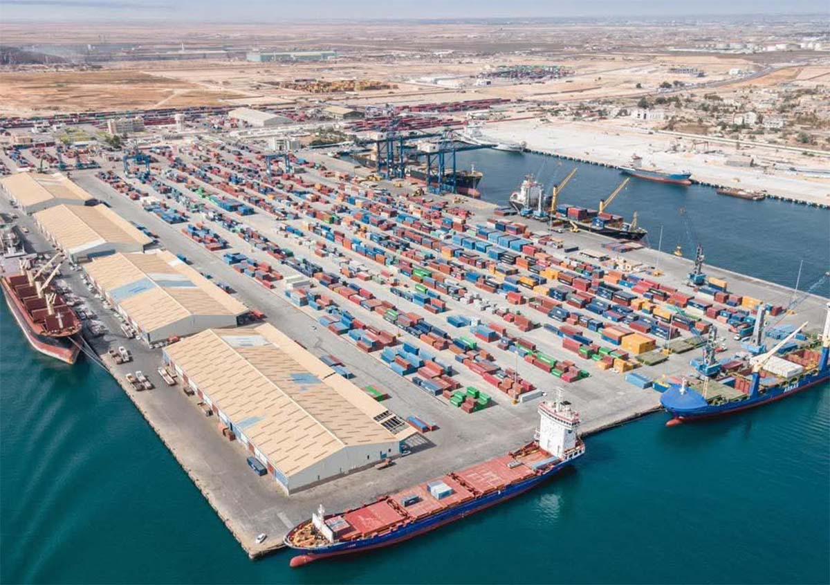 The port extends over a vast area of 190 hectares