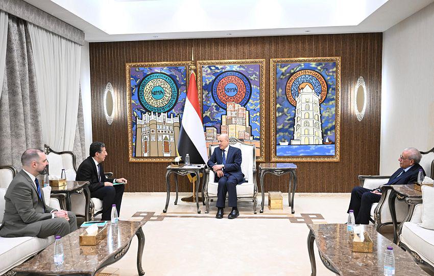 رشاد العليمي يصف الحوثيين بالجماعة العقائدية المغلقة