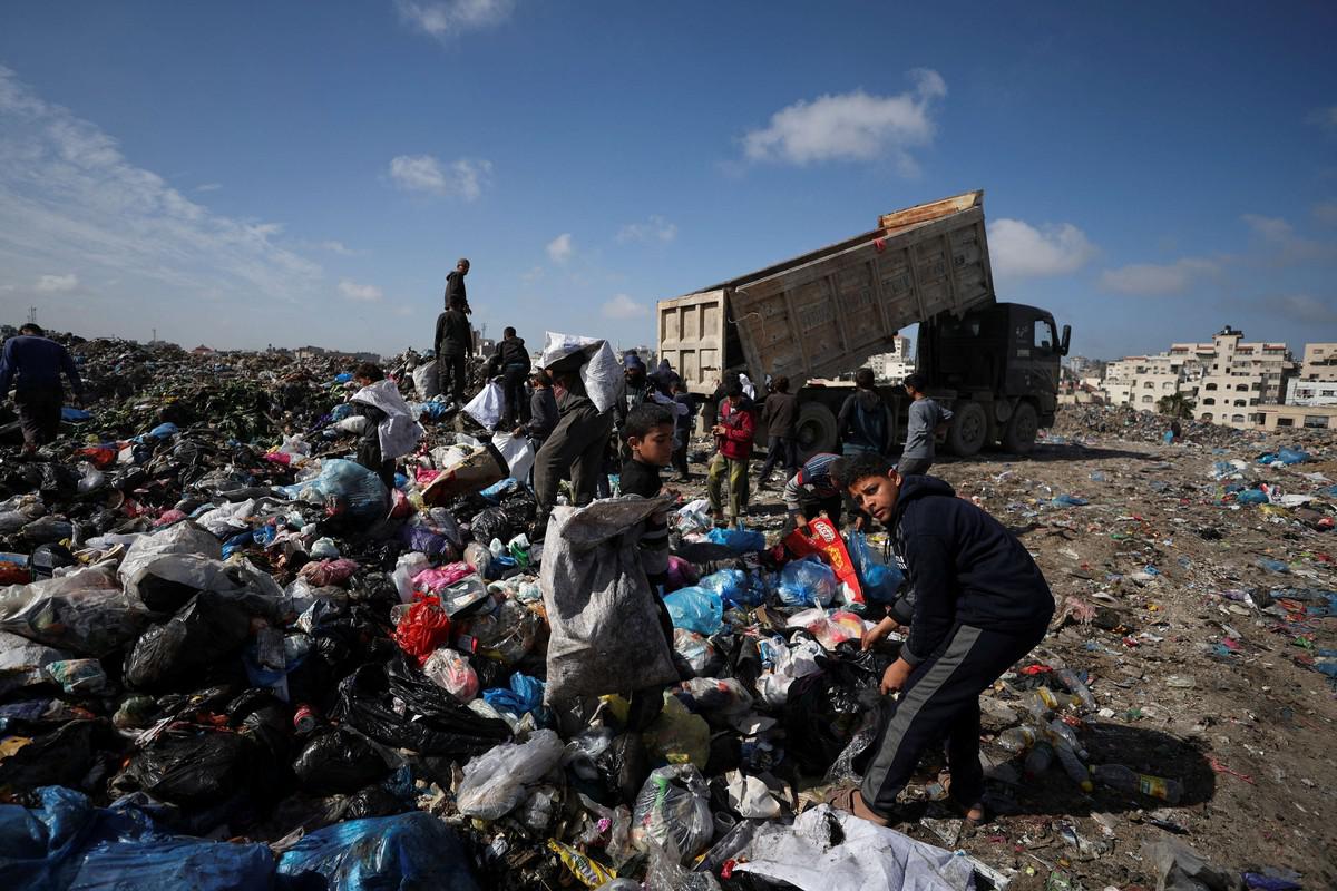 كل أهالي غزة على حافة الكفاف