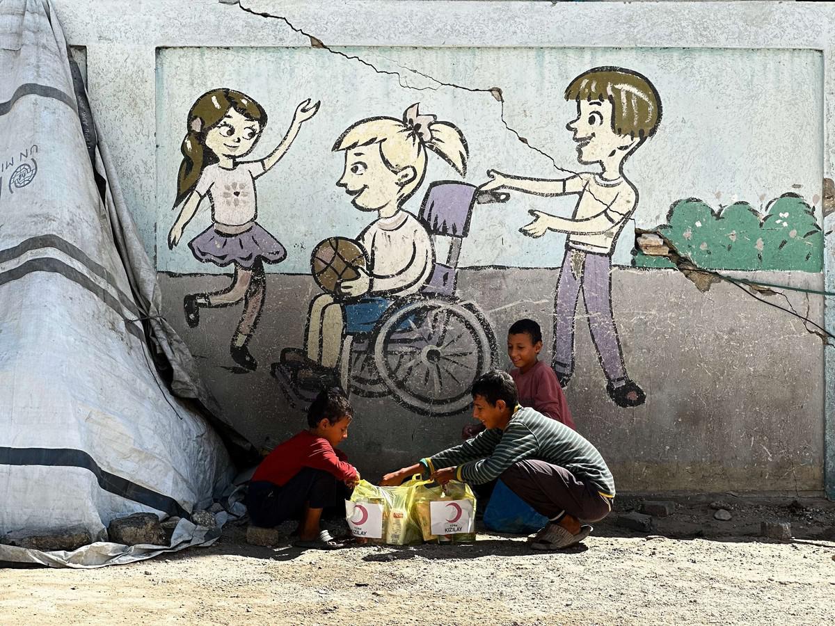 الحرب حولت الغزيين إلى أرقام في طوابير الإغاثة 