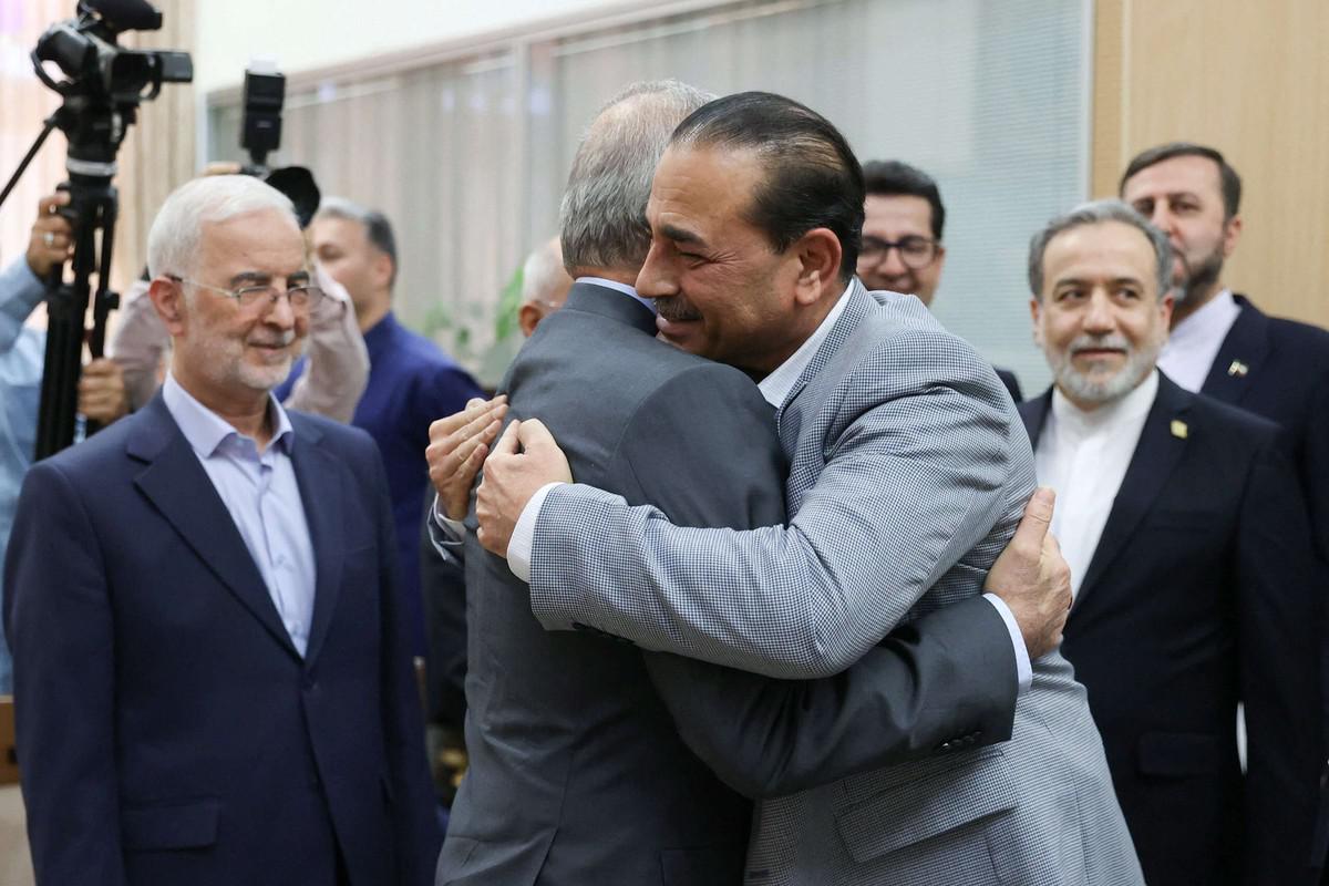 عاصم منير ومسعود بزشكيان