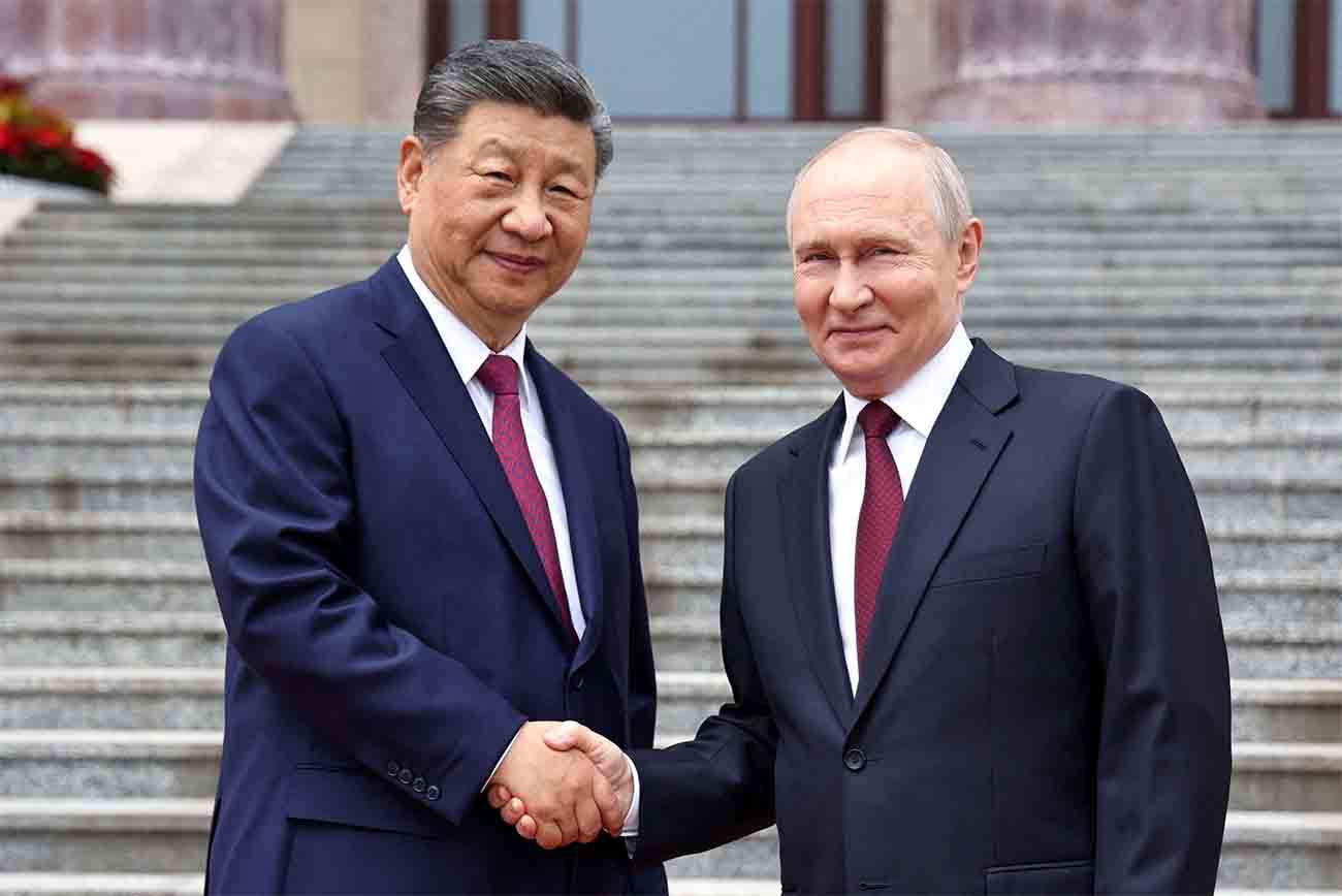 Xi shaking hands with Putin