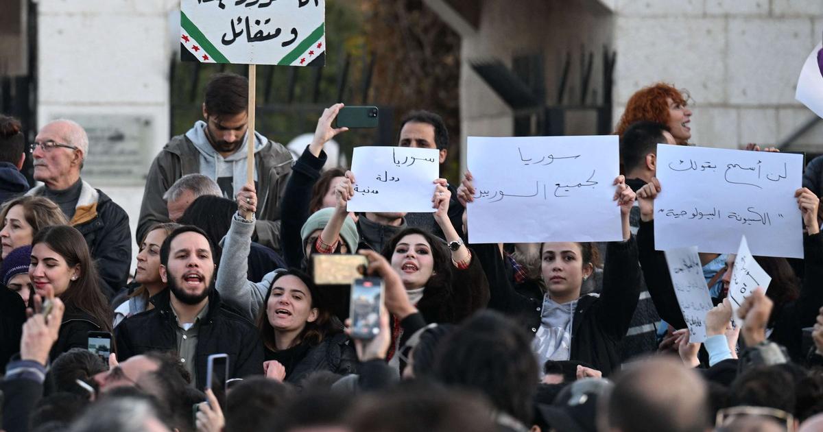 الصالح نيوز : 
  في رسالة للجولاني.. مسيرات في قلب دمشق تطالب بالدولة المدنية
