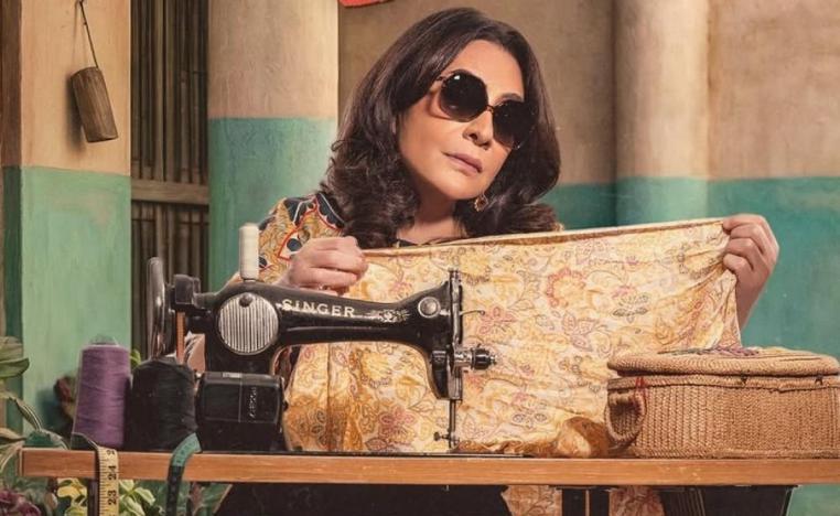 شخصيات نسائية تتحرك في مساحات رمادية